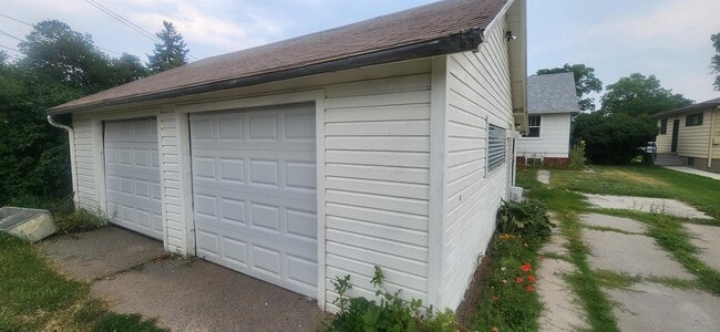 Building Photo - 405 S 12th Ave