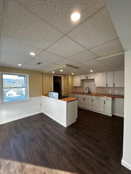 Building Photo - 444 Main St