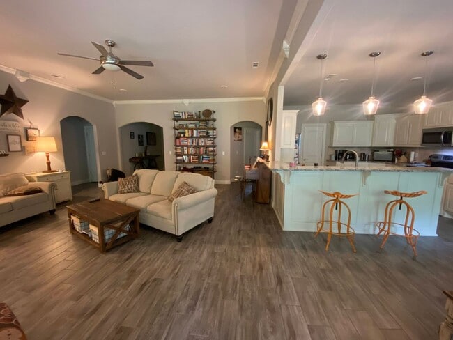 Building Photo - 3 Bedroom 2.5 Bathroom Home