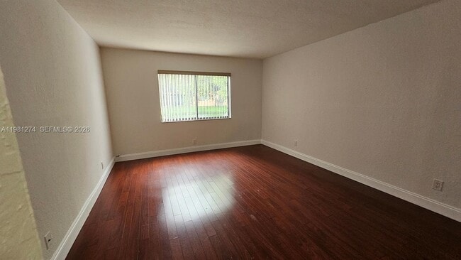 Building Photo - 305 Lakeview Dr