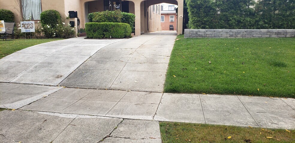 Building Photo - 466 S Wetherly Dr