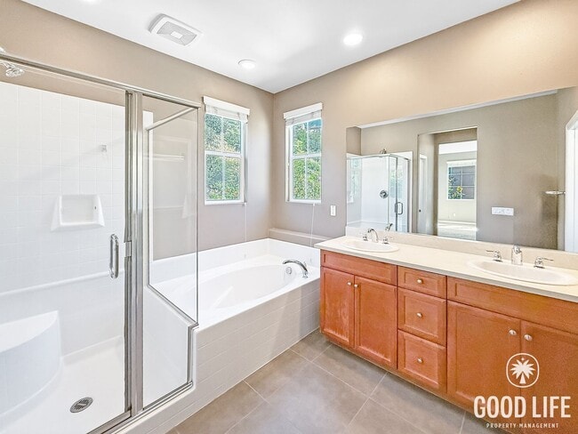 Building Photo - Stunning 4B/3BA house in San Elijo Hills!