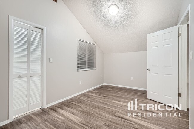 Building Photo - 217 S Shadow Bay Dr