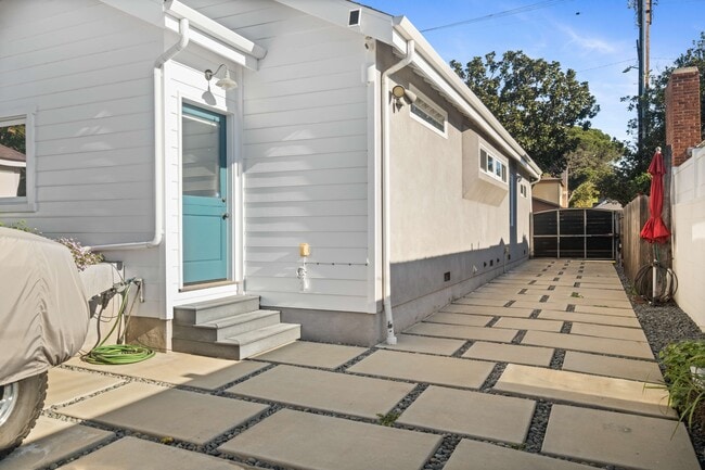 Building Photo - 2813 Military Ave