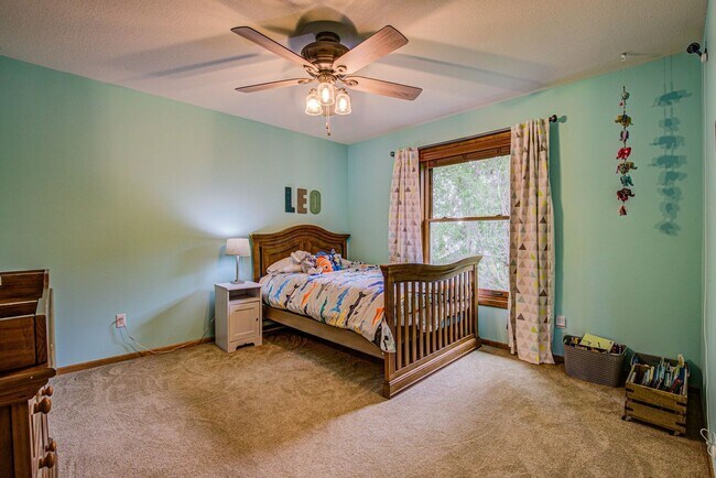 Building Photo - Immaculate 5 Bedroom 4 Bath in Chanhassen - Available August 1st.