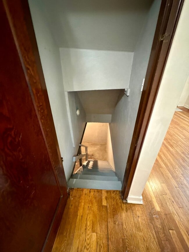 Building Photo - Charming 4 Bed 1.5 Bath house with BRAND NEW KITCHEN!!!