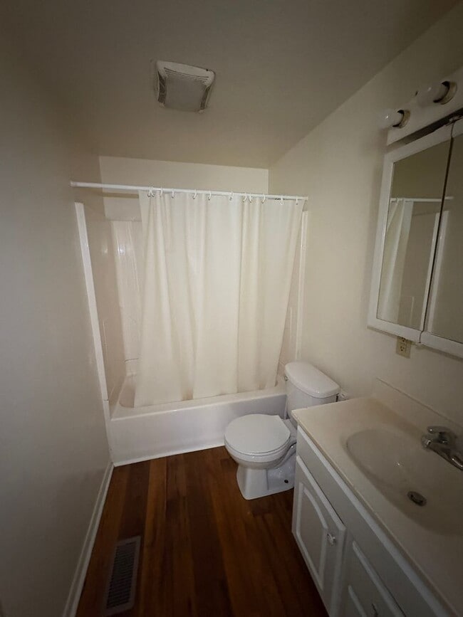 Building Photo - Charming 4 bed home located at in North Toledo