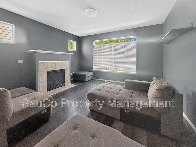 Building Photo - 948 SE Elina Ave