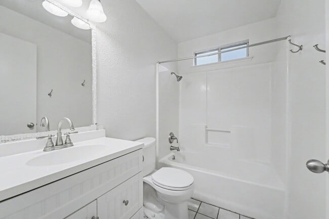 Building Photo - Sweet 3-Bedroom With a Fireplace Vibe