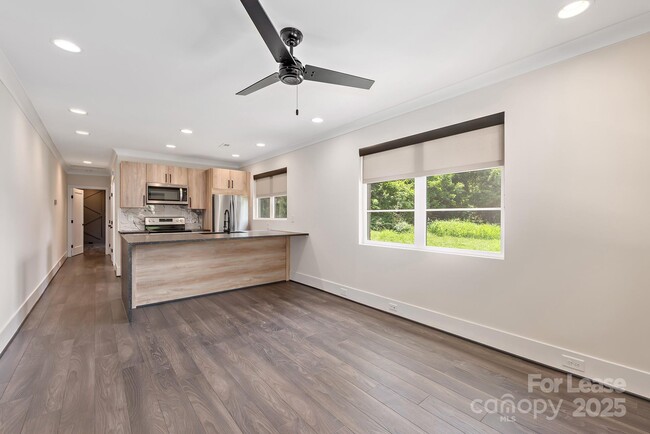 Building Photo - 1928 W Trade St