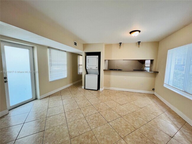 Building Photo - 950 Bay Dr