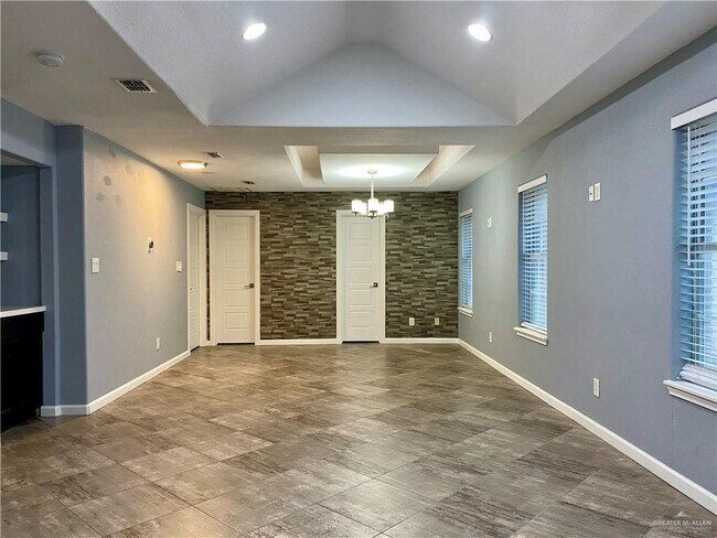 Building Photo - 2208 N Dahlia St