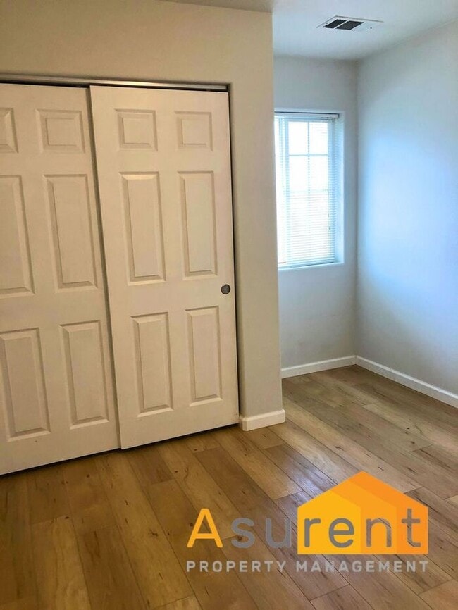 Building Photo - Wont Last Long---- 3 bed 2 Bath fenced back yard