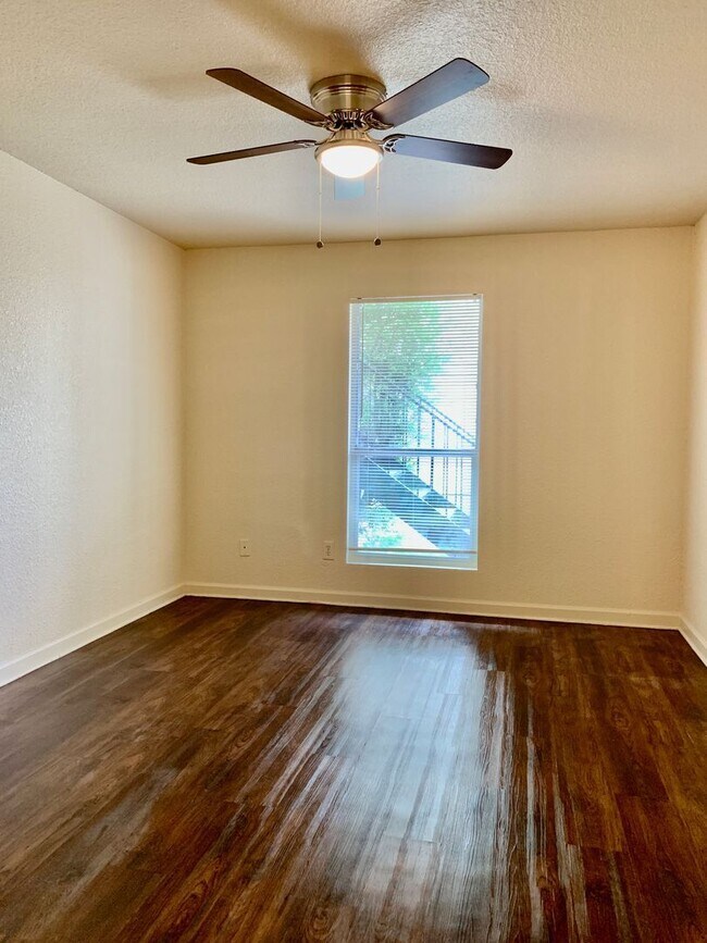 Building Photo - 8100 Creekbend Dr