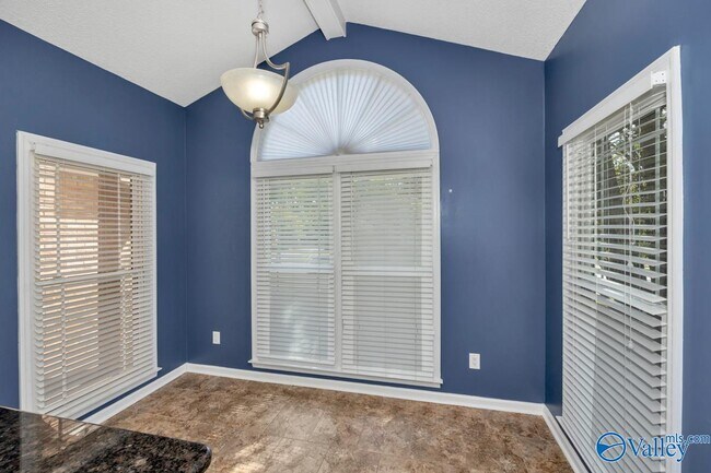 Building Photo - 722 Highland Dr