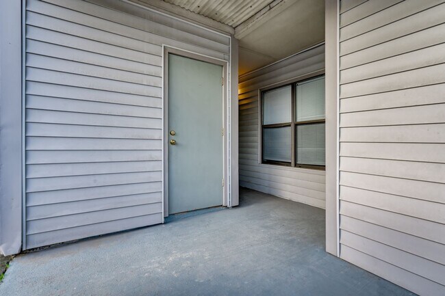 Building Photo - Charming 2 bedroom, 2 bathroom home locate...