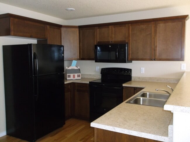 Building Photo - 3 BEDROOM, 2.5 BATH, 2 CAR ATTACHED GARAGE TOWNHOUSE