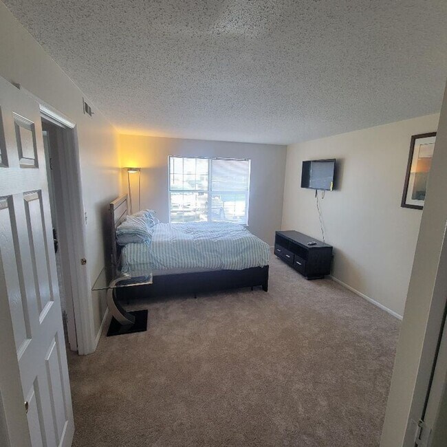 Building Photo - ***2 BED Condo/Downstairs unit/ W,S&T INCLUDED!!