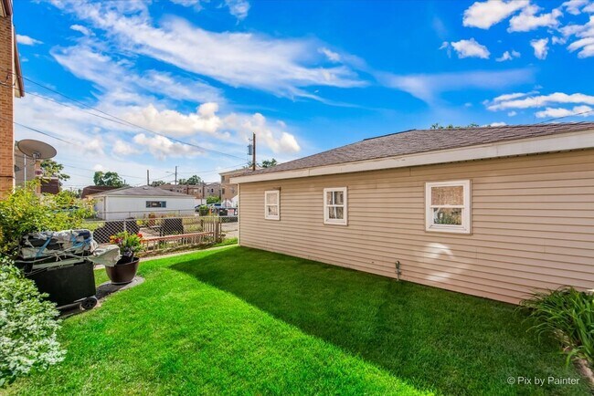 Building Photo - 2424 N 77th Ct