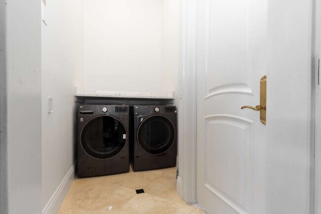 Building Photo - 4/3 Stunning Waterfront home in the heart of Clearwater Beach!