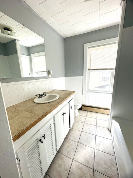 Building Photo - 2 Bernon St