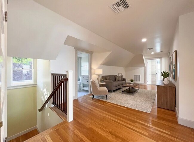 Building Photo - 929 W 23rd St