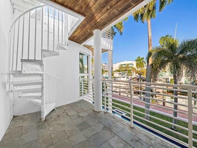 Building Photo - 450 Victoria Terrace