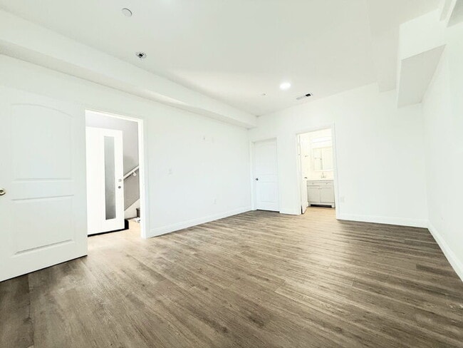 Building Photo - 1731 E 68th St