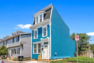 Building Photo - Coming Soon! Spacious 3 Bedroom, 1.5 Bath ...