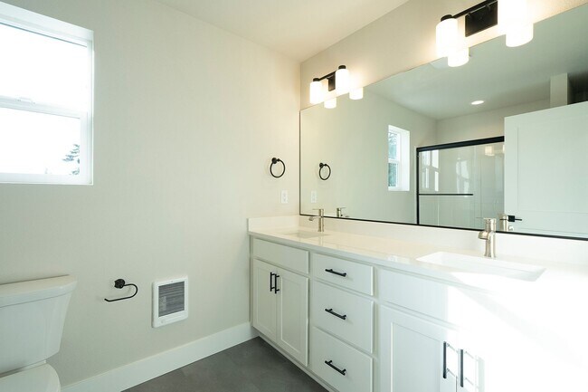 Building Photo - 2 Weeks Free W Approved Application by 08/...