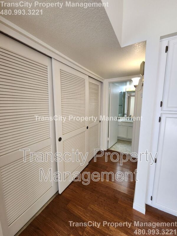 Building Photo - 839 S Westwood