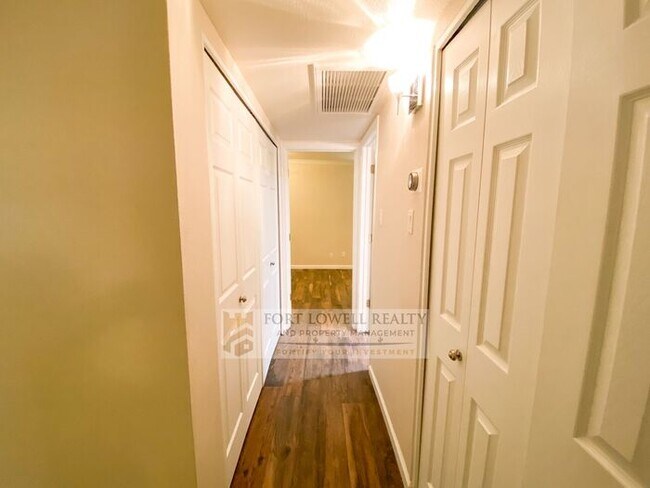 Building Photo - Super Charming 2 Bedroom 2 Bathroom Townhouse