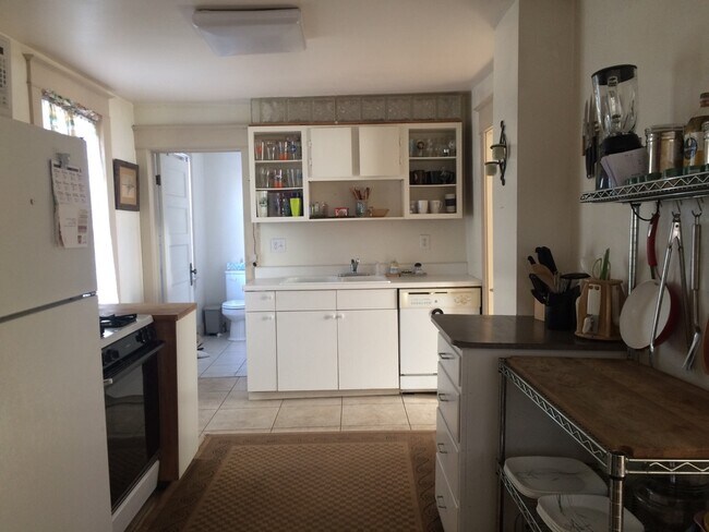 Building Photo - 215 Grove St