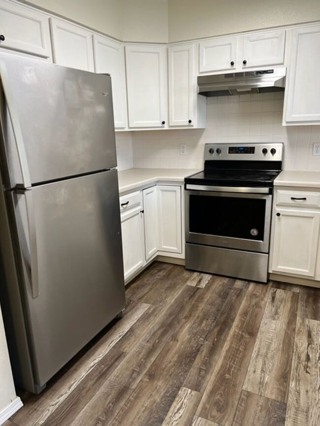 Building Photo - 3 Bedroom plus loft and Community Pool