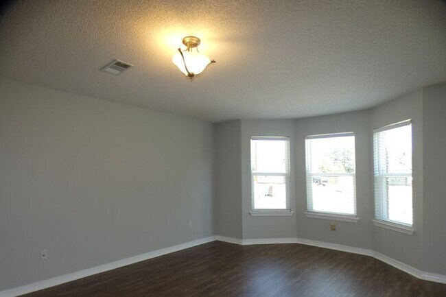 Building Photo - 6607 Woodbury Forest Dr