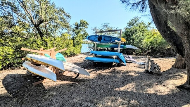 Building Photo - Seasonal/short term 2/2 condo rental with full water view on Longboat Key.