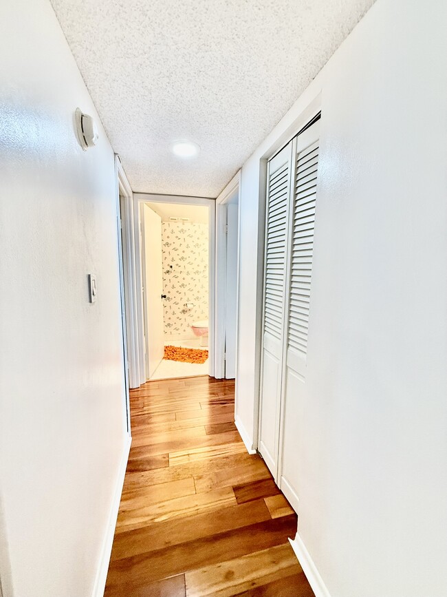 Building Photo - 2900 Cove Cay Dr