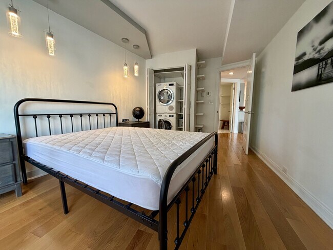 Building Photo - 300 N State St