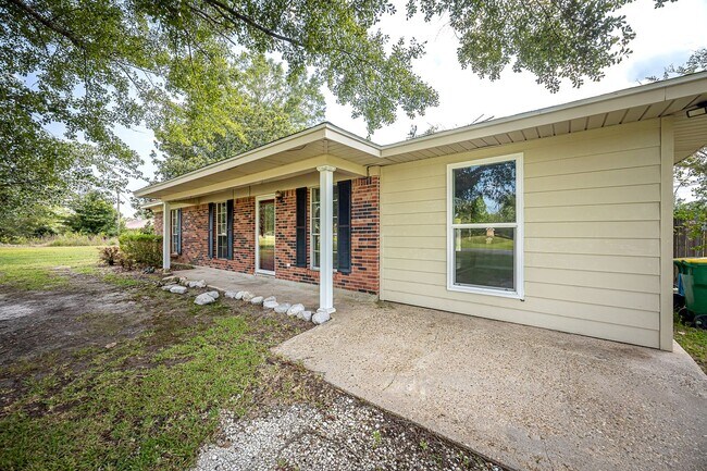 Building Photo - Move in ready 3 Bed 2 Bath Home in East Central School District!