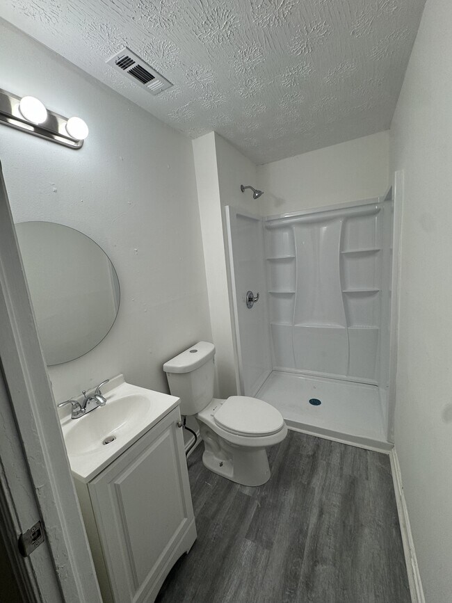 Building Photo - 2300 Carey Dr SE