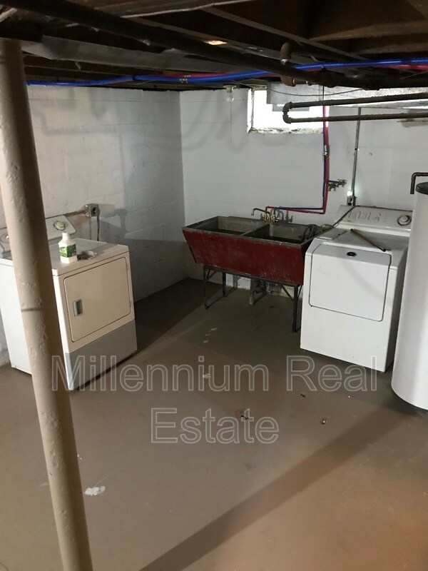 Building Photo - 136 E Hopkins Ave