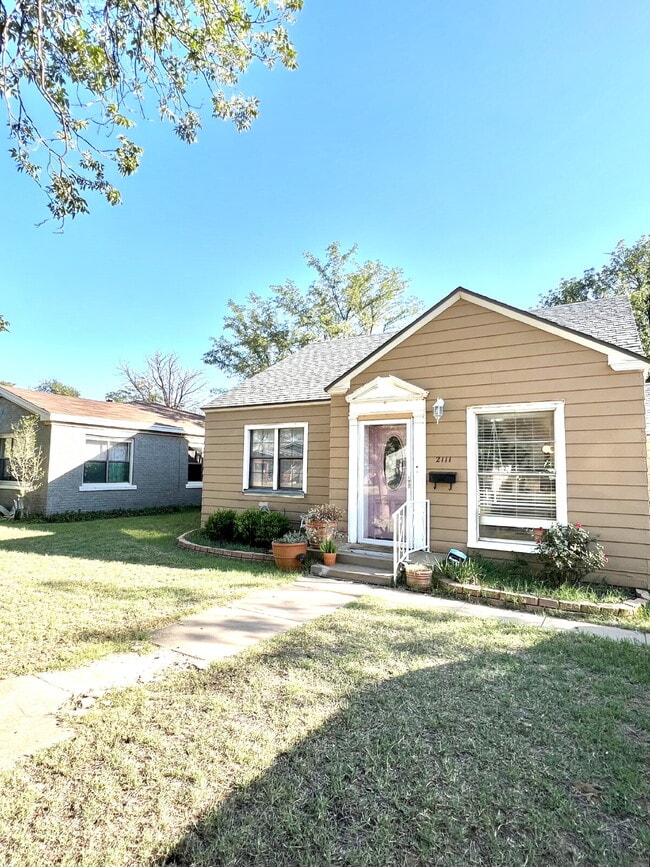 Building Photo - Charming 3-Bedroom Home with Sunroom Available for Summer 2026 Pre-Lease