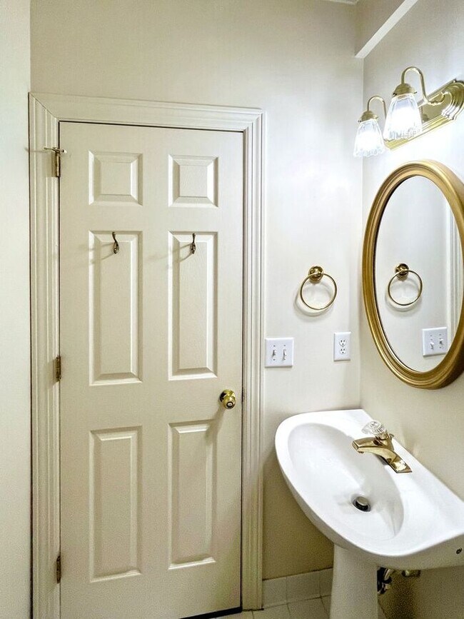 Building Photo - Lovely 1 Bed & 1.5 Bath Condo in Nashville...