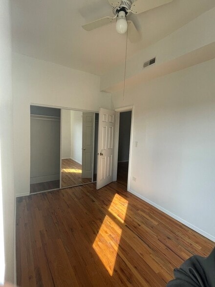 Building Photo - 2321 W Belmont Ave