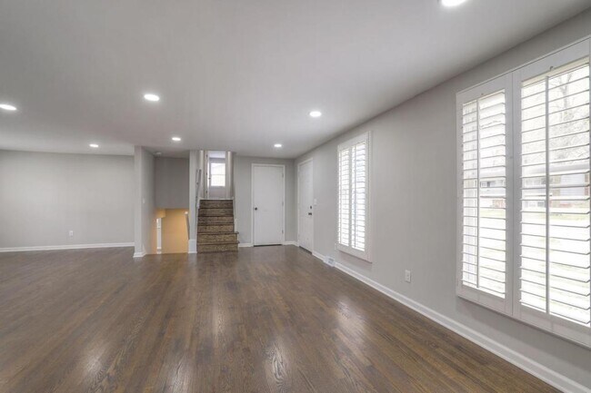 Building Photo - 10530 W 92nd Pl