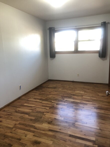 3 bedrooms with wood floors - 903 W 10th St