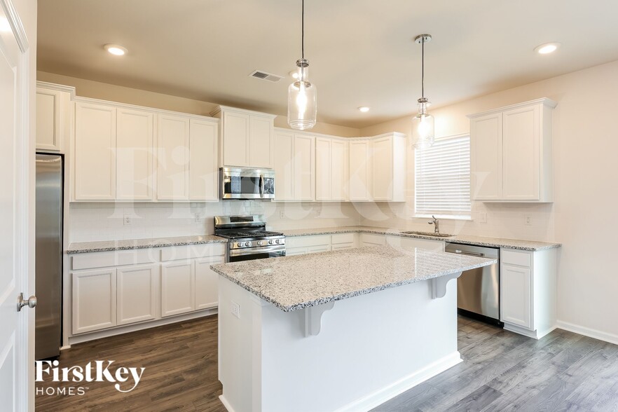 Building Photo - 302 Stonefence Dr