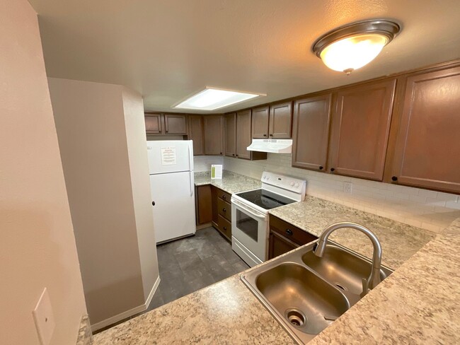 Building Photo - 3 Bedroom Townhome Available Near S Academ...