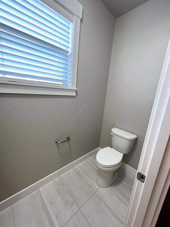 Building Photo - 3021 NW Mount Thielsen Dr