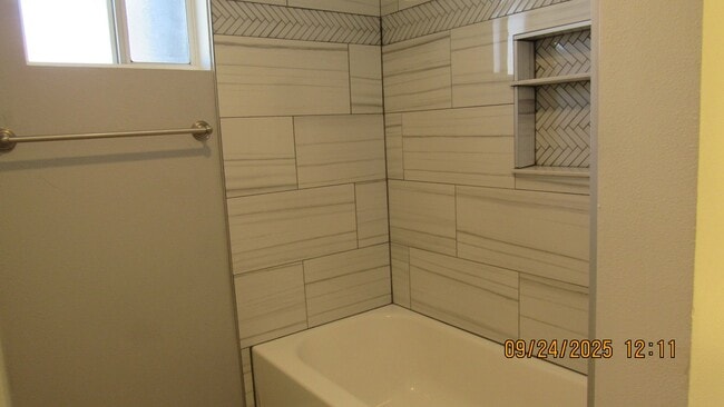 Building Photo - 3 bedroom 2 bathroom with Solar!!!!